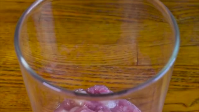 The milk tea teacher will teach you how to brew "peach oolong."