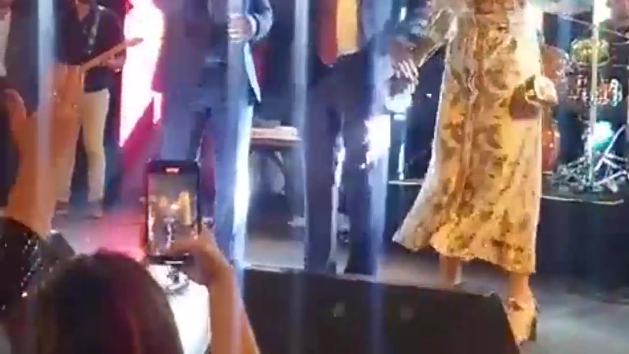 Assista ao dueto de Barroso com Diogo Nogueira em festa após posse