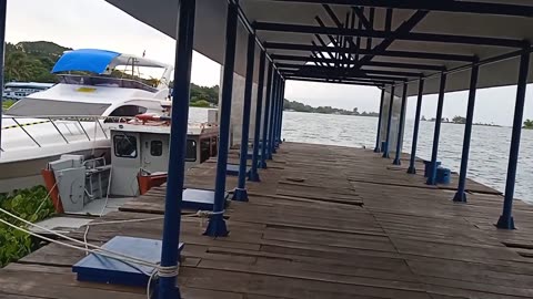 PEMANDANGAN DANAU TOBA DARI PELABUHAN SIMANINDO