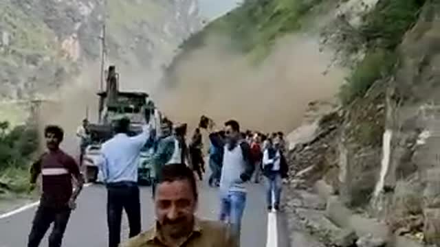 Live Video of People Escape by Seconds in Big Rocks Land Slides in India