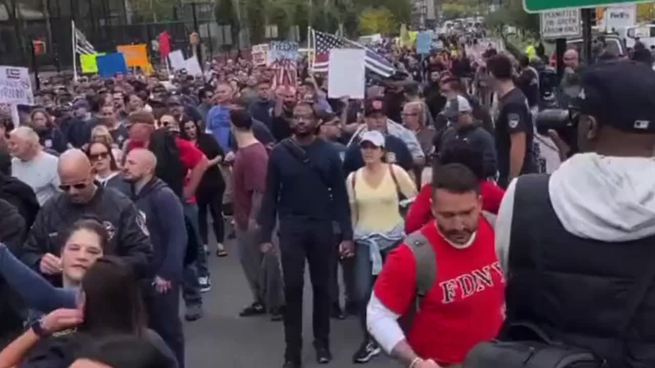 Thousands of Anti-Biden NYC Employees Shut Down Brooklyn Bridge with Protest