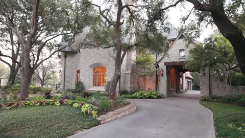 Sharon Redd presents 30 Robledo Drive in Dallas