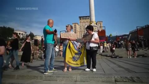 Ukrainians honor soldiers killed in prison blast and urge government to free prisoners