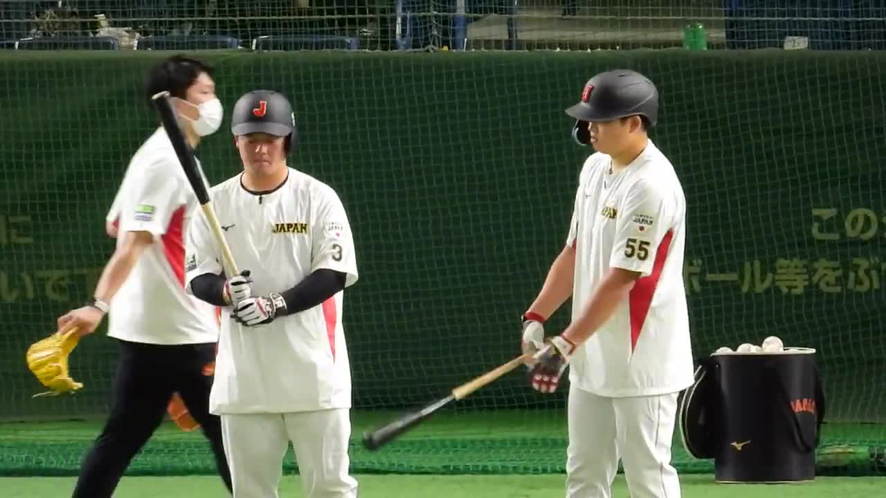 【ちょっといい?】村上宗隆・牧秀吾、お互いのバットを交換して感触を確かめ合う【侍ジャパン強化試合2022】2022年11月6日 巨人戦