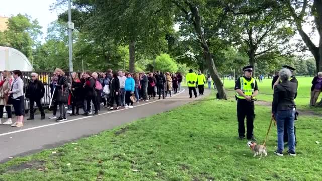 Long queues to pay respects to the Queen in Edinburgh