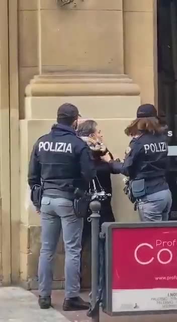 Nel video (del 2021) la polizia blocca una donna (come se fosse una delinquente