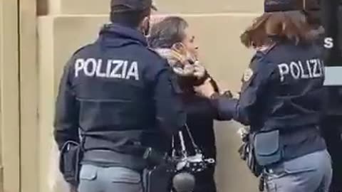 Nel video (del 2021) la polizia blocca una donna (come se fosse una delinquente