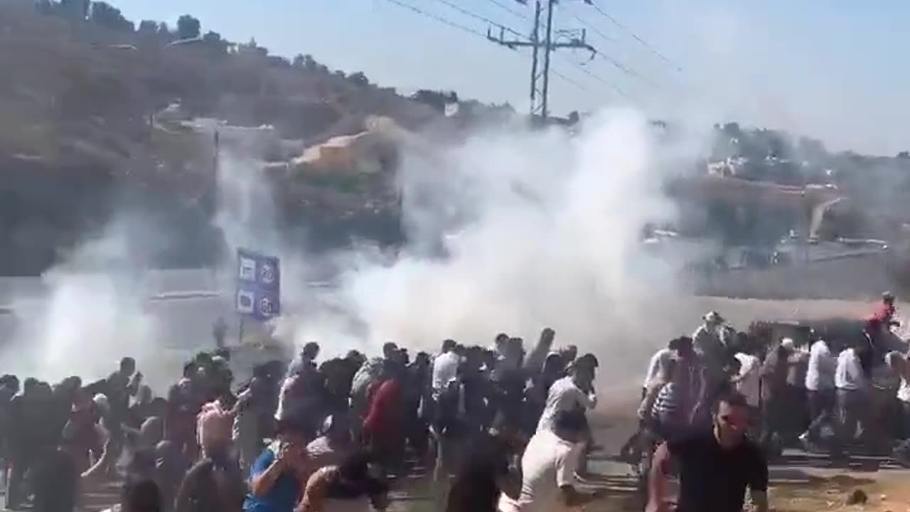 Police forces use tear gas against Jordanian