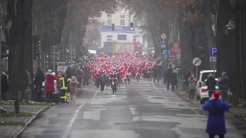 Pueblo alemán de Michendorf celebra su decimotercera carrera de Papá Noel