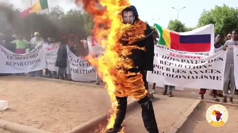 🇲🇱🇫🇷Africans in Mali are burning an effigy of Macron