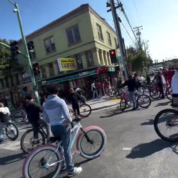 Pack of Yutes in Oakland force shop owner to use 2nd Amendment.