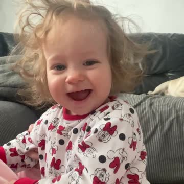 Cute baby says ‘hiya’ for the first time