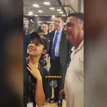 Bolsonaro é ovacionado ao embarcar para posse de Javier Milei na Argentina