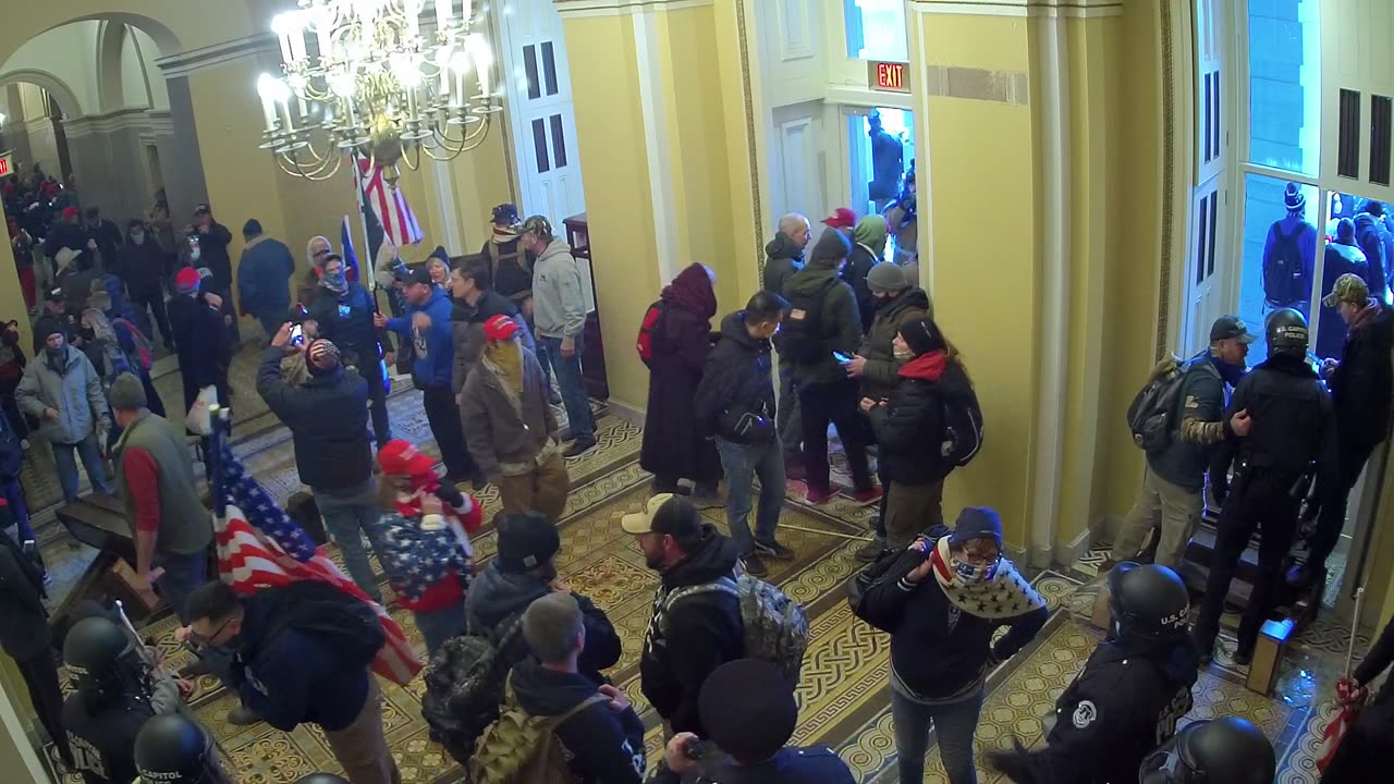 0102USCS01SenateWingDoornearS139_2021-01-06_14h56min05s277ms.mp4