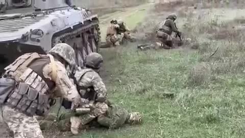 Russians in BMP surrender to Ukrainians.