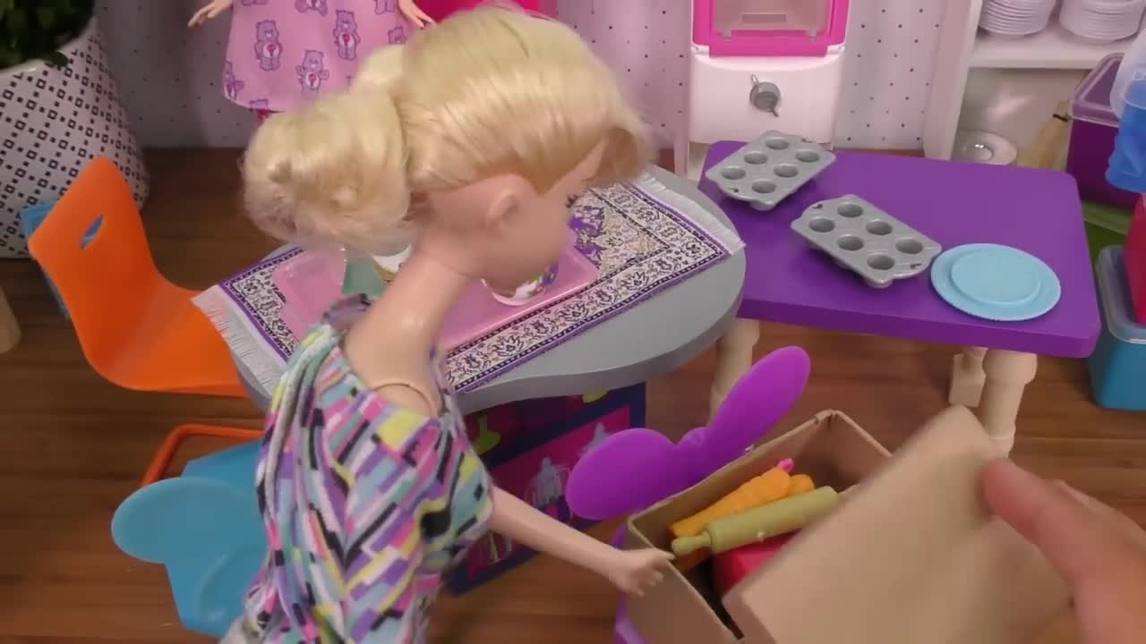 Moving Day ! Elsa and Anna toddlers are packing
