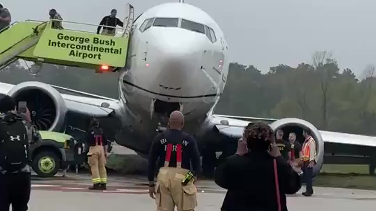 Boeing 737 MAX 8 for United Airlines has incurred landing gear failure