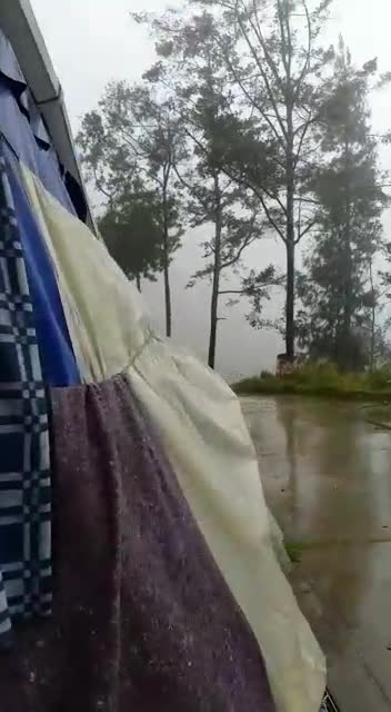 Encadenado y con huelga de hambre, hombre exige pago de salarios en Santander