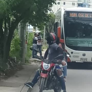 ¡Pánico en Transcaribe! Mototaxistas atacan bus a piedras