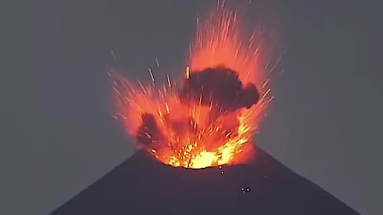 😨😱STUNNING RARE ERUPTIONS AS KRAKATOA💥VOLCANO ERUPTS VIOLENTLY + LIGHTENING #viral #trending😨😱😱