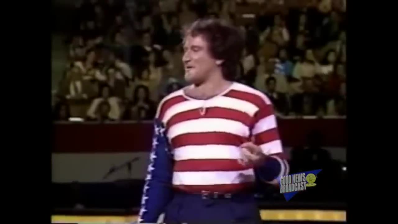 Robin Williams Gives an Emotional Tribute to the American Flag - Stadium Goes Wild