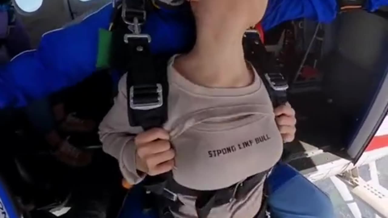 Girl skydiving , 스카이다이빙하는그녀