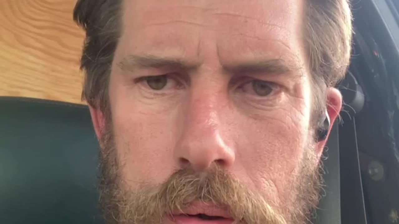 Pink pigalow what are you doing at mo3’s grave doing a live right now