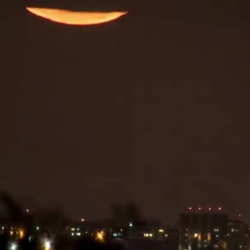 Lua Cheia nascendo ao lado da Torre de TV de Brasília