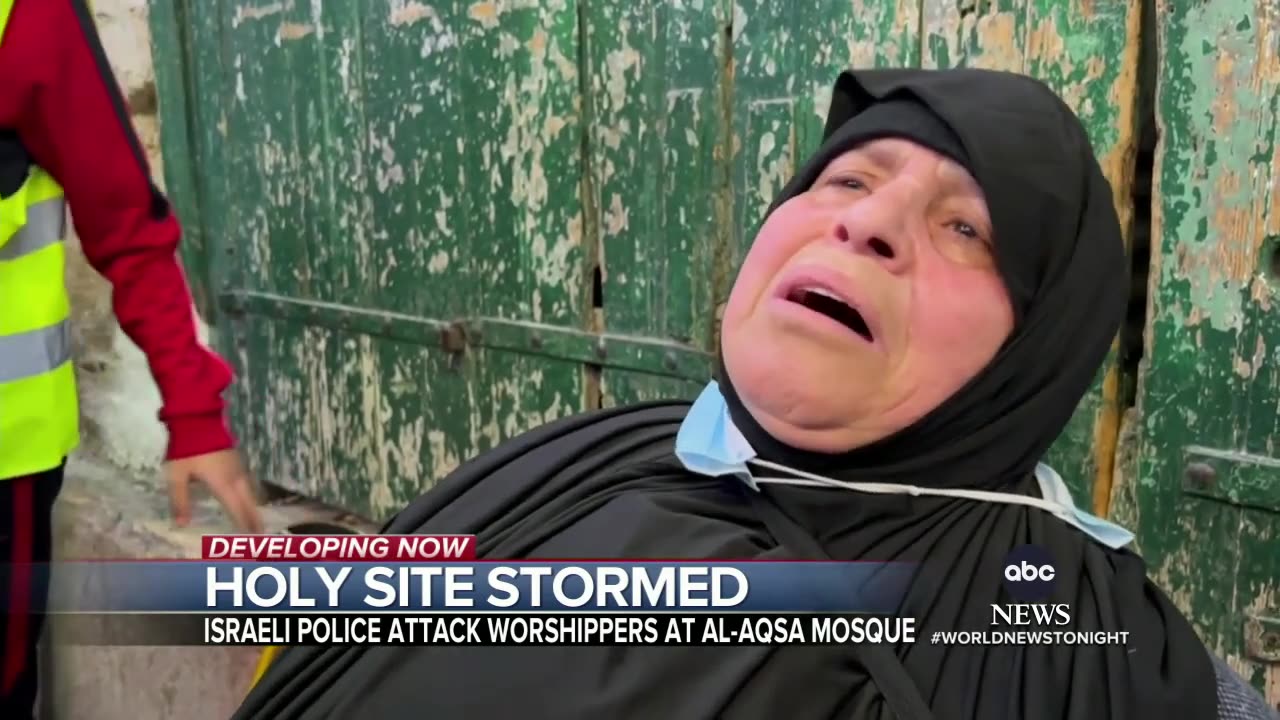 Israeli police storm Jerusalem mosque, prompting clashes[720p-HD]