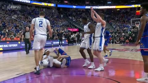 Kansas’ Hunter Dickinson ejected for flagrant 2 foul on Duke’s Maliq Brown | ESPN College Basketball
