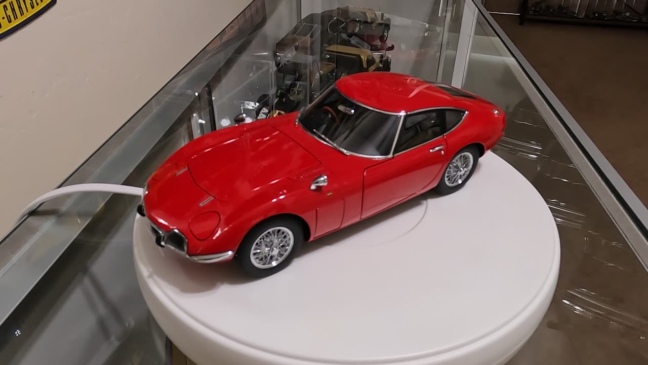 Toyota 2000GT by AUTOart