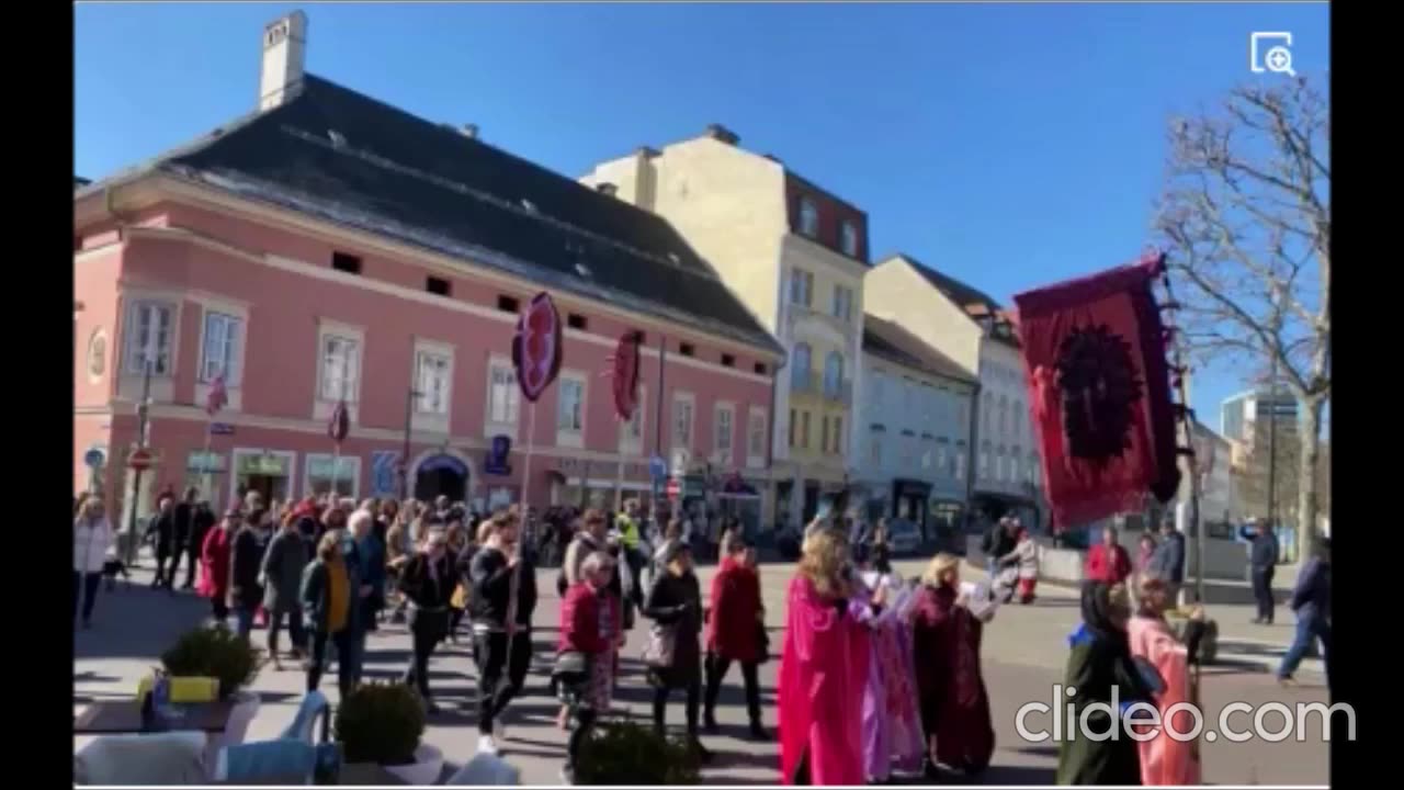 QUANDO NELLA CATTEDRALE DI KLAGENFURT IN AUSTRIA MISERO L'IDOLO PAGANO DI UNA VULVA GIGANTE FACENDO POI UNA PROCESSIONE CON IDOLI DI VAGINE IN ONORE AL DIVINO FEMMINILE MASSONICO