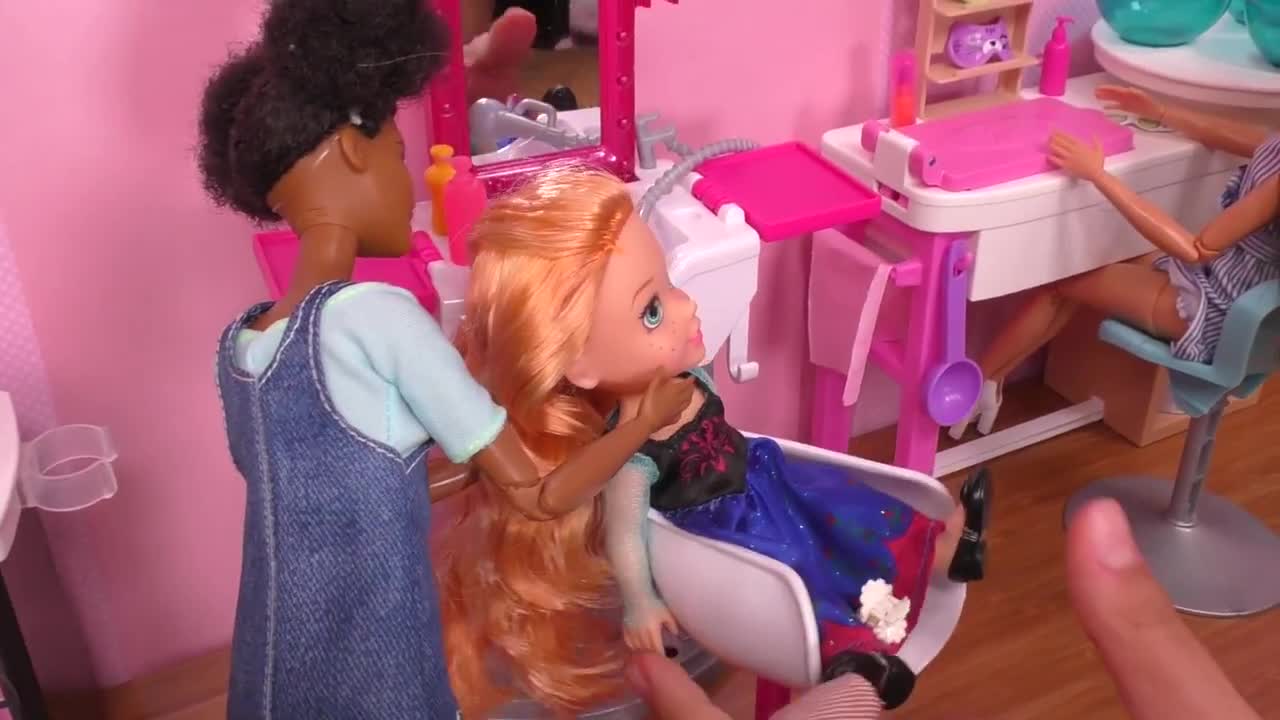 At the Salon ! Elsa and Anna toddlers - haircut - spa - massage - Barbie is the hairstylist - relax