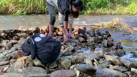 Build a wonderful shelter in the middle of a stream with adorable baby monkeys-17