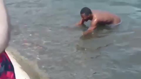 funny video nigga in the water laughing everyone