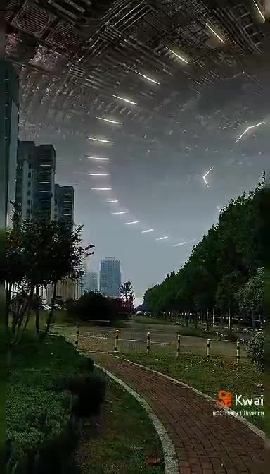 IMMENSE SHIP PASSING IN THE UNITED STATES SKY WATCH THE VIDEO AND SHARE