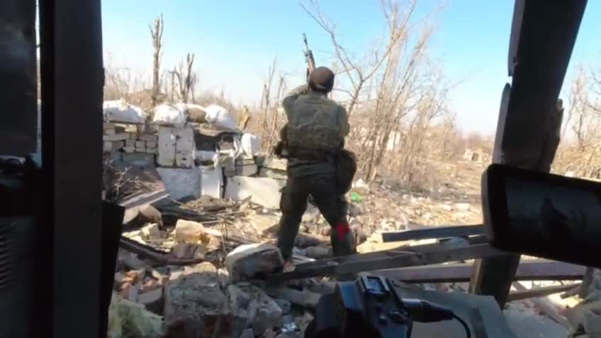 DPR fighters are fighting in Marinka, breaking down the last fortifications of the enemy