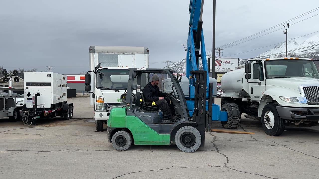 Warehouse Forklift 5,000 LB 3 Stage Sideshift 14' 2" Lift Dual Fuel Toyota Fork Lift