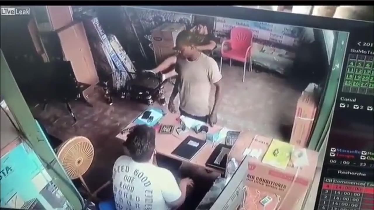 Lamo... Unlucky Robber didn't watch the other guy🤣