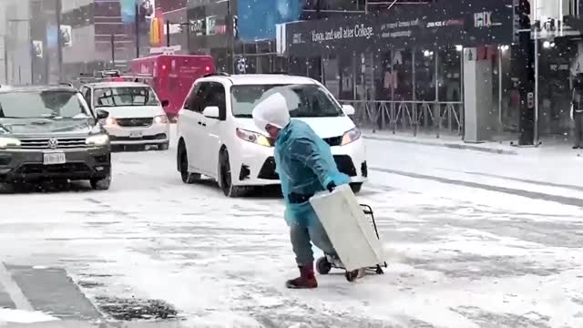 Winter storm starts to cover Toronto in snow