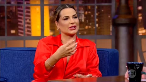 Danilo Gentili faz pergunta desconfortável pra entrevistada