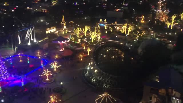 California’s Great America WinterFest North Pole Ride at Night 11月26日2022年