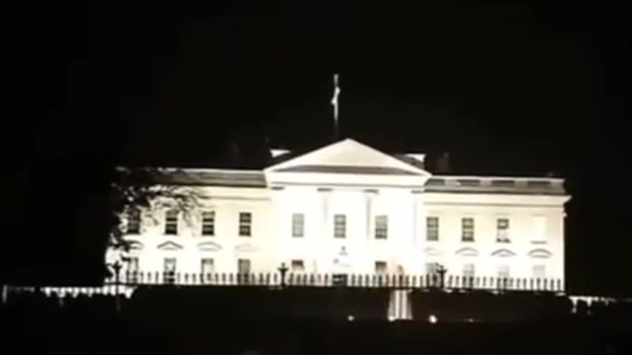 A HUGE UFO FLYING OVER THE WHITEHOUSE