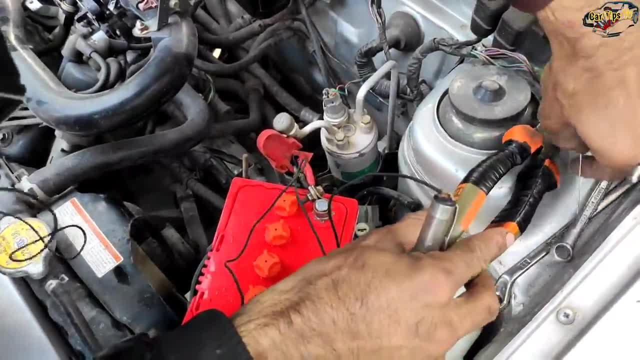 This mechanic says that if you connect wire of your car battery your car computer might burn