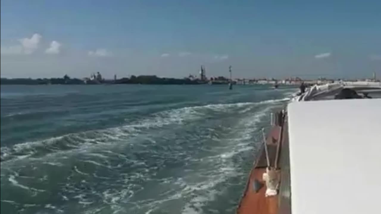 TAXI BOAT VS SPEED BOATS