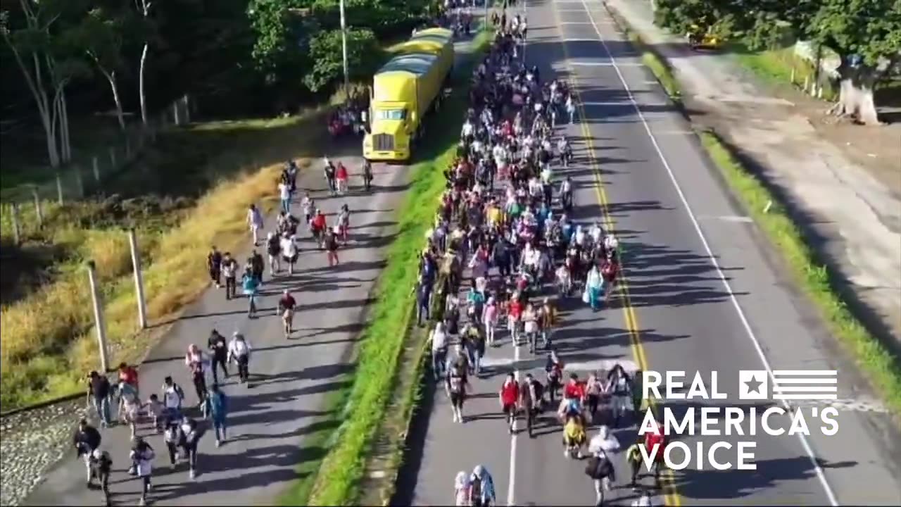 🛑BREAKING: A CARAVAN of 2000 at Mexico So. Border are HEADED to USA