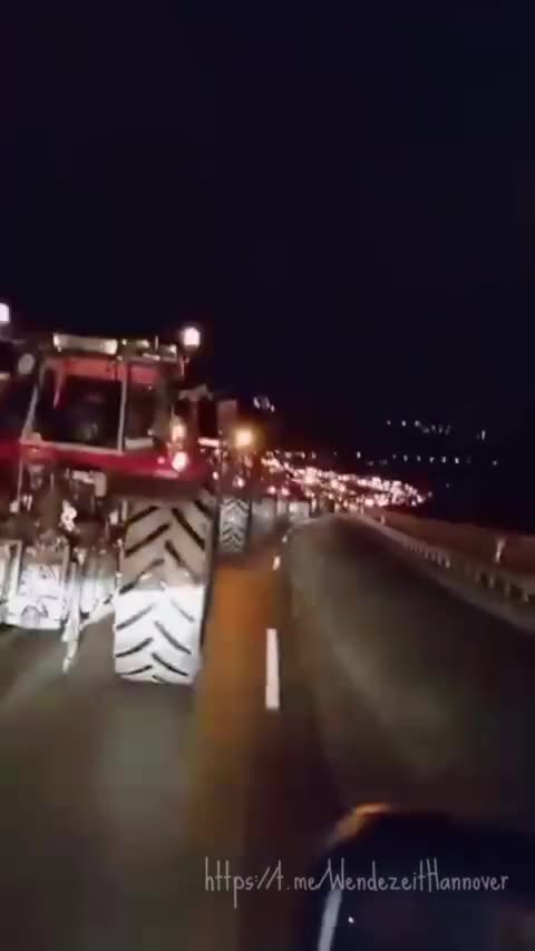 Es geht los Erste Traktoren-Konvois haben sich in Richtung Berlin in Fahrt gesetzt. 🔥 🚜