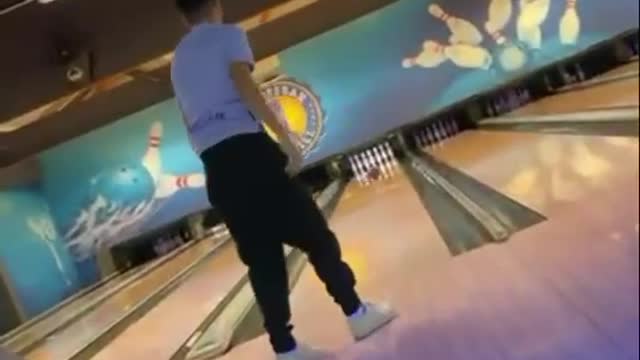 That’s one way to bowl… 😩🎳😂