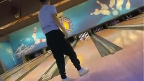 That’s one way to bowl… 😩🎳😂
