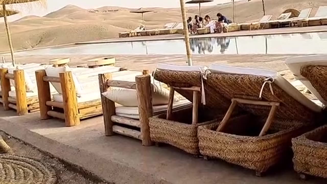 Piscine Au Milieu Du Désert